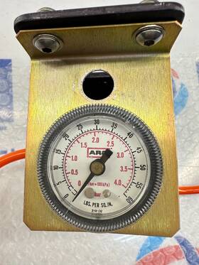 318-02 Aro 0-60 Lbs. Per Sq. Inch 0-4.0 Bar Rear Connect Pressure Gauge