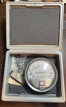 2000-250c Dwyer Magnehelic Pressure Gauge 0-250 Cm Of Water Max 15 Psig With Case
