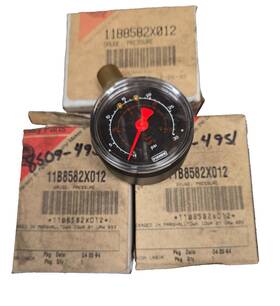 11b8582x012 Fisher Pressure Gauge 0-30psi Top Mount 1/4 Inch Npt 2 Face 3 Pak