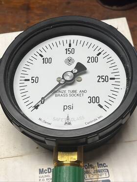 Ab-11101 Mcdaniel Controls Inc Nos 4 Inch 0-300 Psi Gauge Code Mg/ab 11101 Brass Socket/bronze Tube 1/2npt