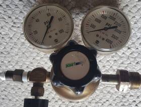 351288 Union Carbide Gas Regulator / Linde Division Pressure Gauges Model