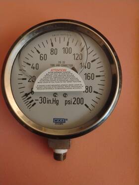 8101ampo Wika 233.53 4 Inch Liquid Filled Compound Gauge -30 Inhg / 200 Psi 316 Ss Used